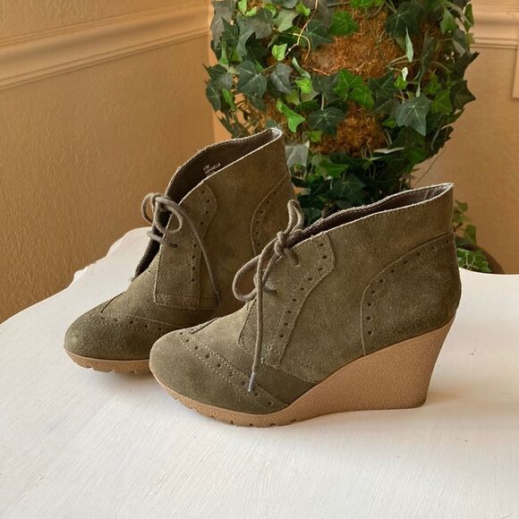 Mia Raphaella Genuine Leather Suede Olive Green Wedge Ankle Booties Size 6.5 - Picture 1 of 10